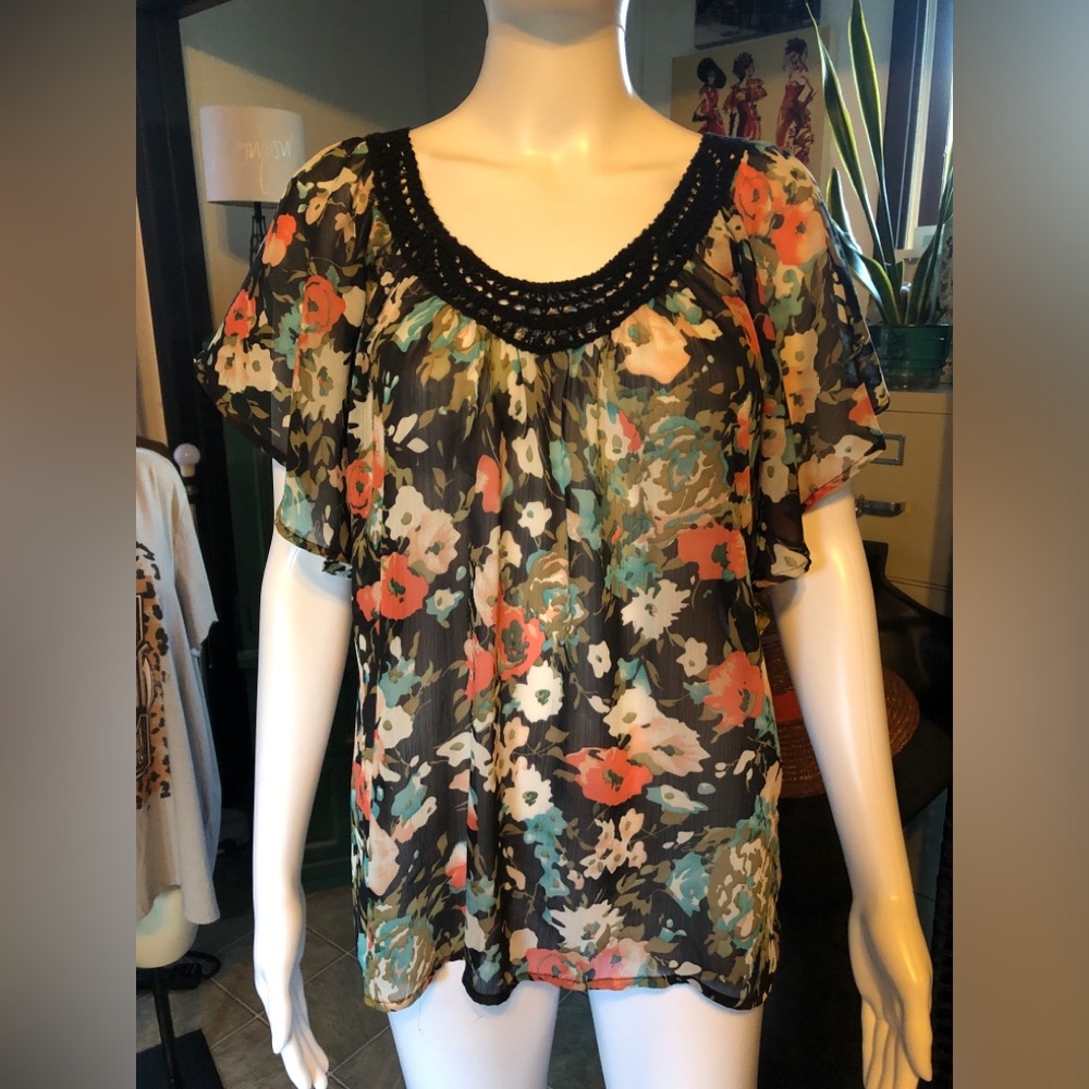 Floral Black Blouse with Crochet Detail brand: jules & james